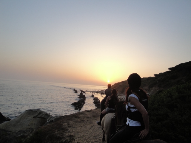 Ruta a caballo al atardecer