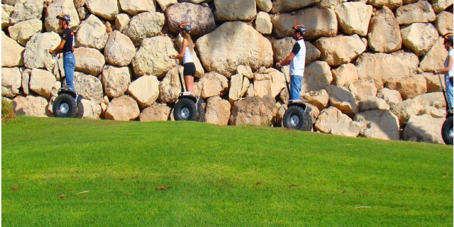 Atravesando el campo de golf en segway