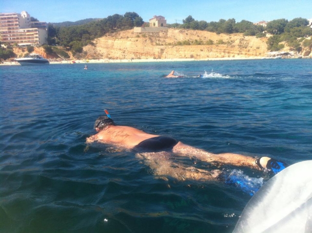Practicando snorkel en aguas mallorquinas