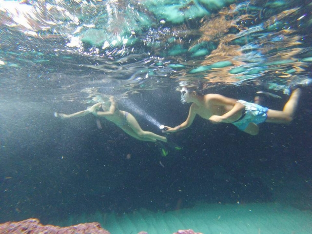 Buceo con linterna dentro de la cueva