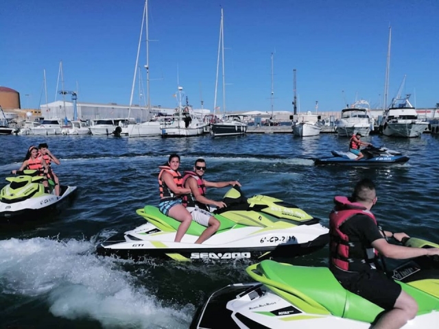 Groupe d'amis en jet ski à Castellón 