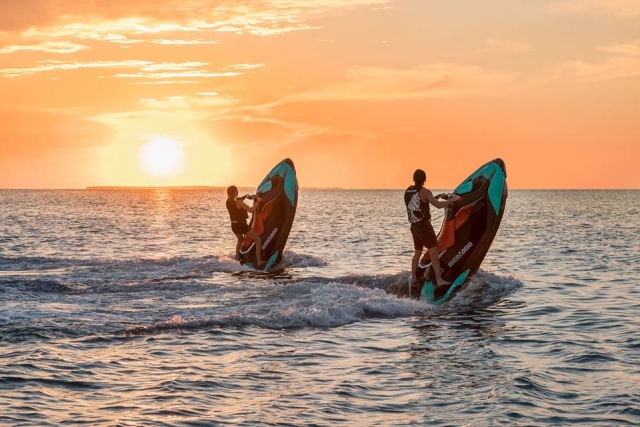  Coucher de soleil sur la mer avec des jet skis 