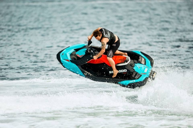  Spin in l'eau sur le jet ski