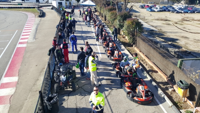 Poniendo los karts a punto para competición en Torrejón