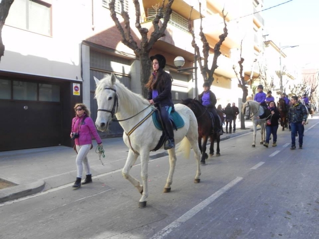 Reiten durch die Straßen von San Feliu de Llobregat 
