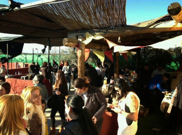 Amigos en barra libre de la capea