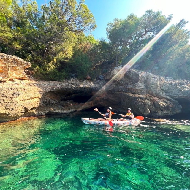  Remando in kayak lungo la costa di Maiorca 