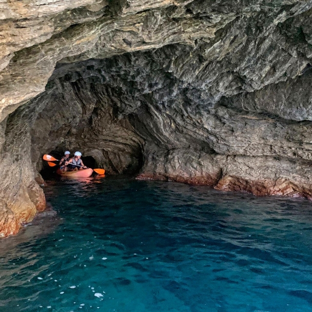 Escursione guidata in kayak attraverso le calette di La Victoria 
