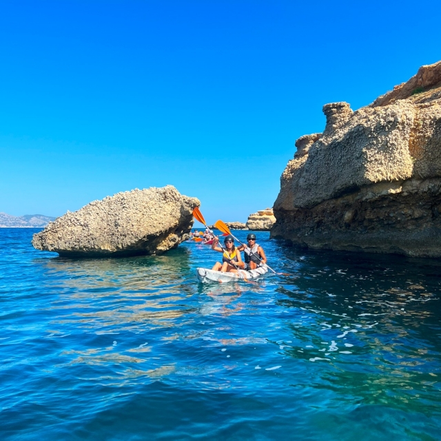  Giro in kayak lungo le scogliere 