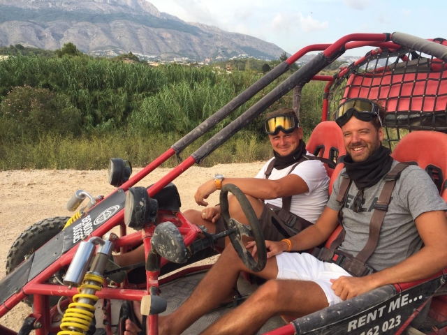En el buggy con un amigo