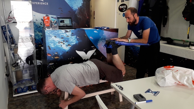  Theoretical diving classes, learning to fin