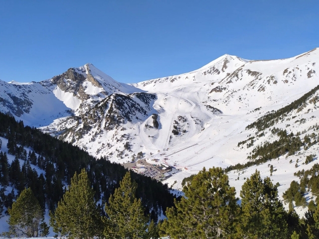 Les champs enneigés des Pyrénées de Gérone 