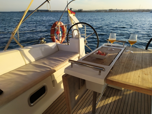  The boat in the sea 