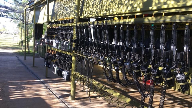 Armas de guerra listas para contienda de gotcha en Utrera