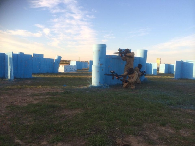  Armas carregadas para uma batalha de paintball em Sevilha 