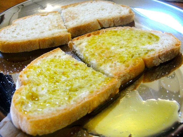 Desayuno con pan y aceite virgen extra