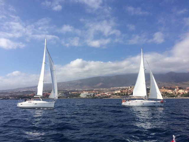 Flotta di barche lungo la costa meridionale di Tenerife 