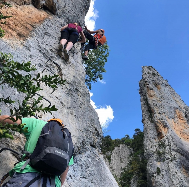  Il gruppo che supera la via ferrata a Malaga