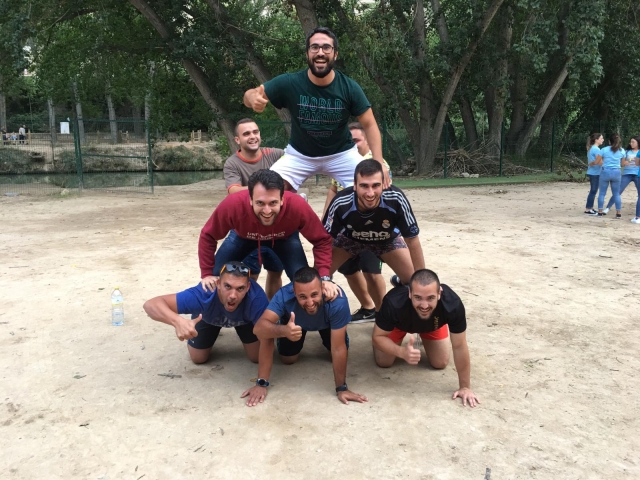 `Haciendo figuras de acrosport 