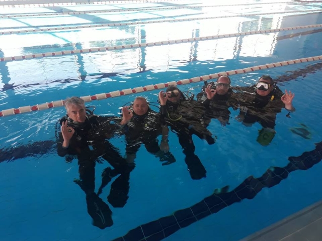 Clase de buceo en piscina 