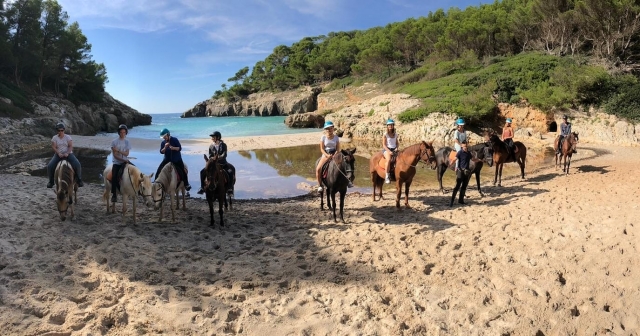  A cavallo pedalando lungo le spiagge di Minorca