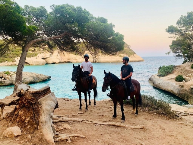  Al confine con la costa sud di Minorca a cavallo 