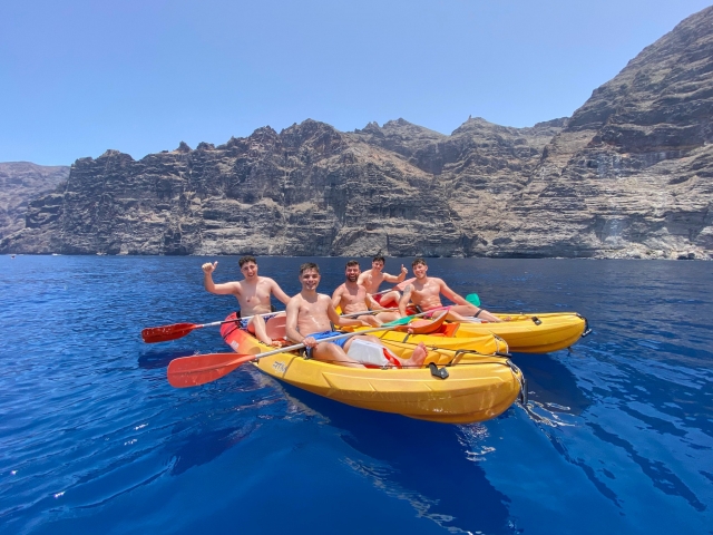  Friends enjoying kayaking 
