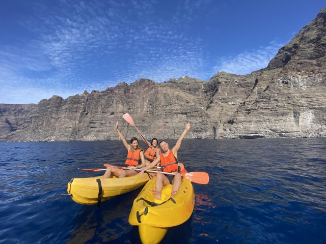  Sailing with friends 