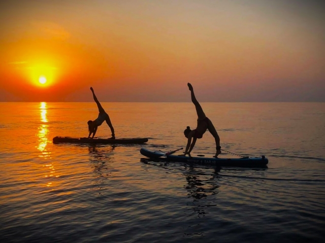 Yoga en tablas de SUP