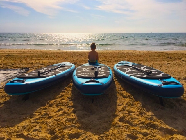  Piccolo seduto sulla tavola da paddle surf