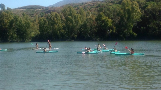  Gruppe von Freunden in Kanus auf dem Fluss 