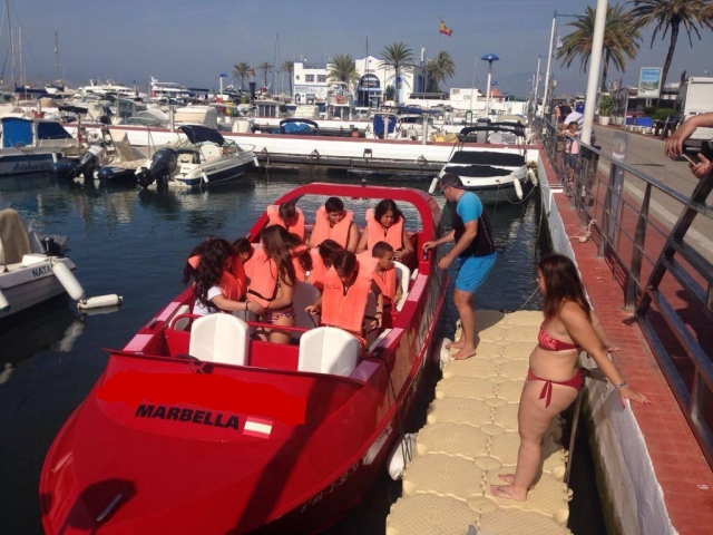 Sube a nuestro jet boat y a surcar el Puerto Deportivo de Marbella