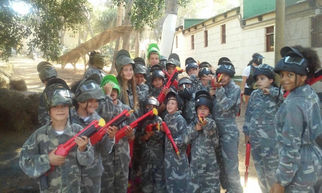 Preparados para la batalla de paintball en nuestras instalaciones de Nagüeles
