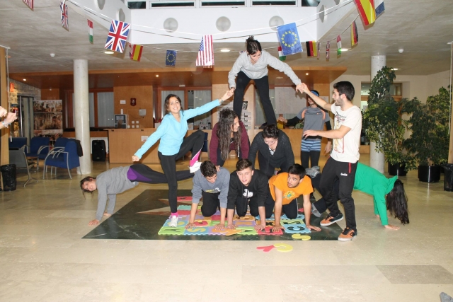  Acrosport with your classmates 