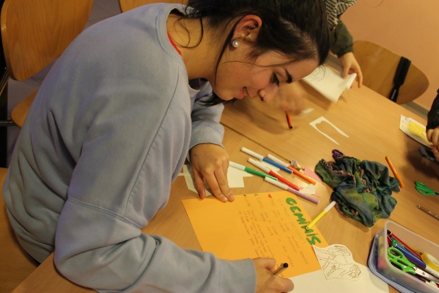  Making crafts with colors 