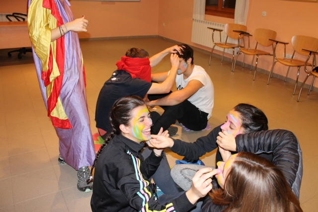  Playing face painting 