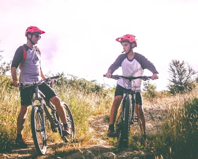  Excursão familiar em bicicleta eléctrica por Lamuño 