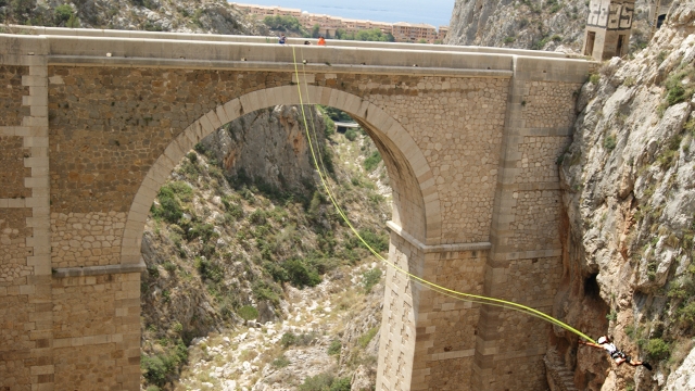  Pendulum bungee jump at 60 m 