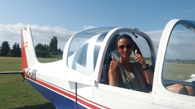  Giovane nella cabina dell'aereo 