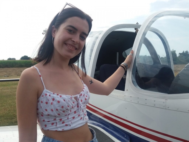 Accanto all'aereo prima del volo 