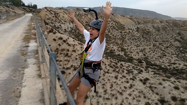 Disfrutando de un salto de puenting