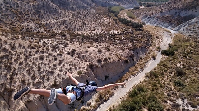 Saltando al abismo con un salto de puenting