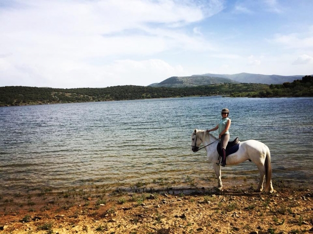 Paseando a caballo por río Lozoya