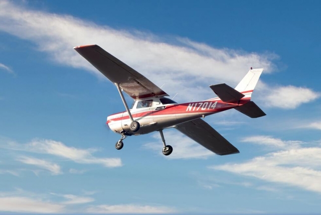  Avion Cessna volant dans le ciel 