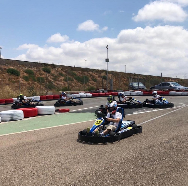 Cerrando al rival en la curva