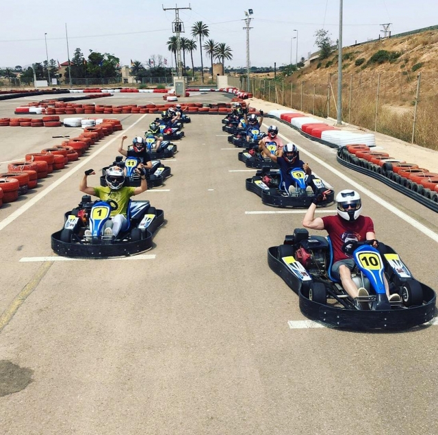 Parrilla de salida preparada para carrera de go go go go go go go go go go go go-go-go-go-karts