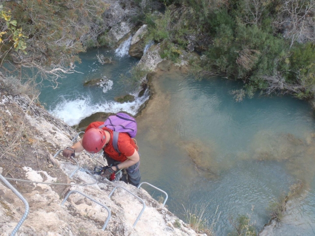 Aventurero enfrentándose a la vía ferrata