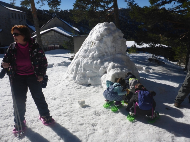  I bambini imparano a costruire un igloo