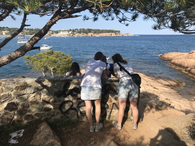 Familia buscando el tesoro 
