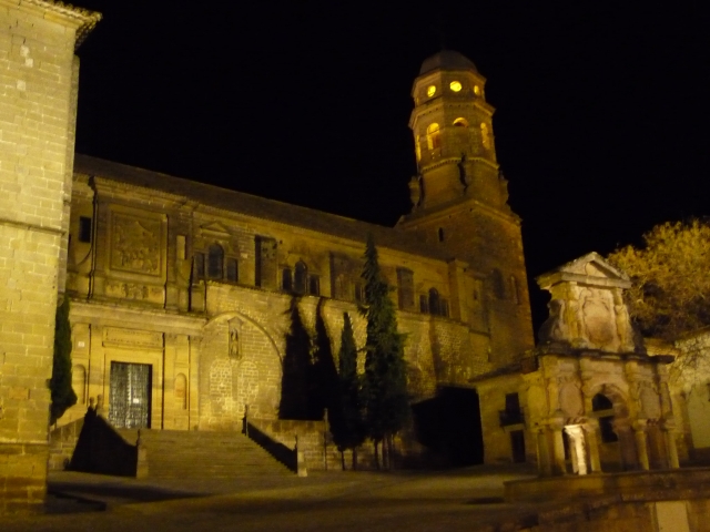 Vista nocturna de la Catedral de la Natividad de Nuestra Señora situada en Baeza